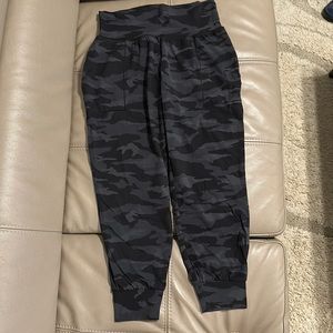 Athleta Salutations Jogger Black Camo in MP Medium Petite